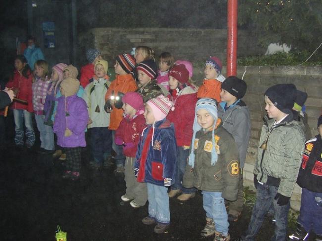 zpívání u stromečku 006.jpg