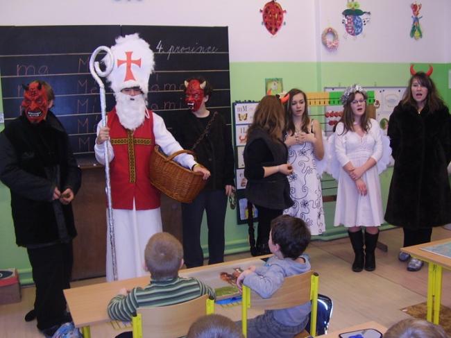 Mikuláš vMŠ a ZŠ 016.jpg