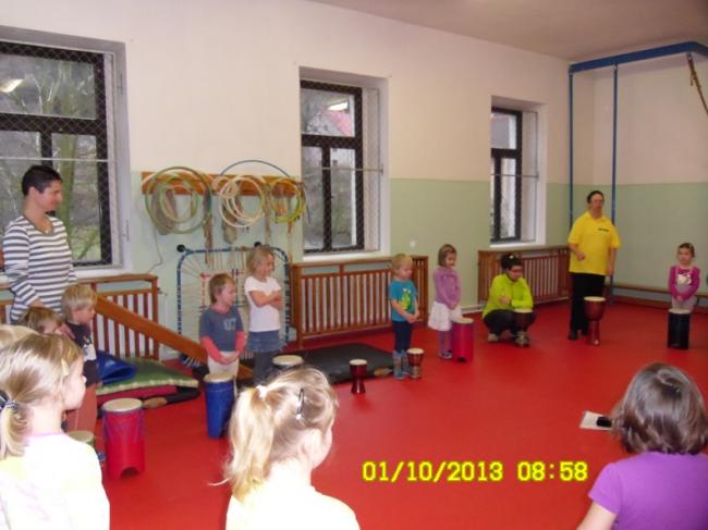 MŠ společné bubnování 10.1.2013 022.jpg