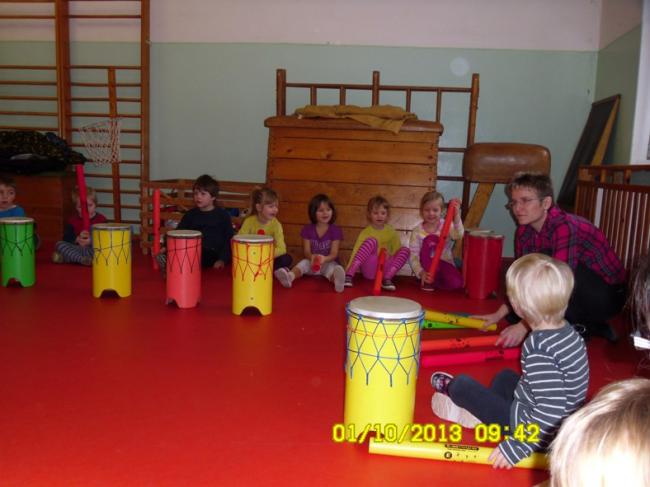 MŠ společné bubnování 10.1.2013 043.jpg