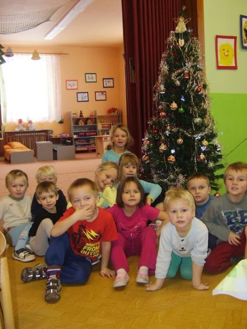 Zdobení stromečku v MŠ 002.jpg