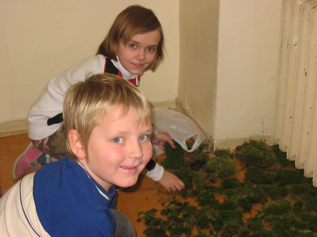 Teci zdob stromky z vlnit lepenky 004.jpg