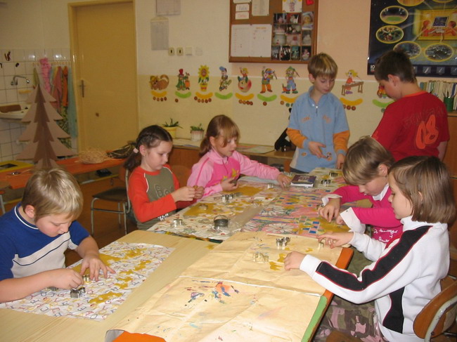 Teci zdob stromky z vlnit lepenky 001.jpg