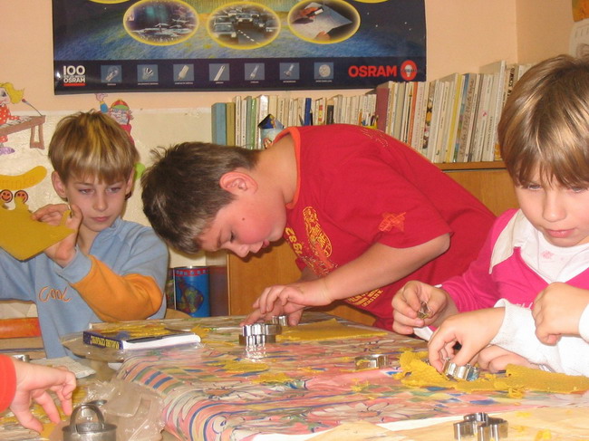 Teci zdob stromky z vlnit lepenky 003.jpg